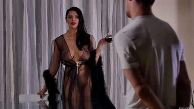 Curva Kira Queen și-a invitat vecinul la ceai și l-a futut pe masă